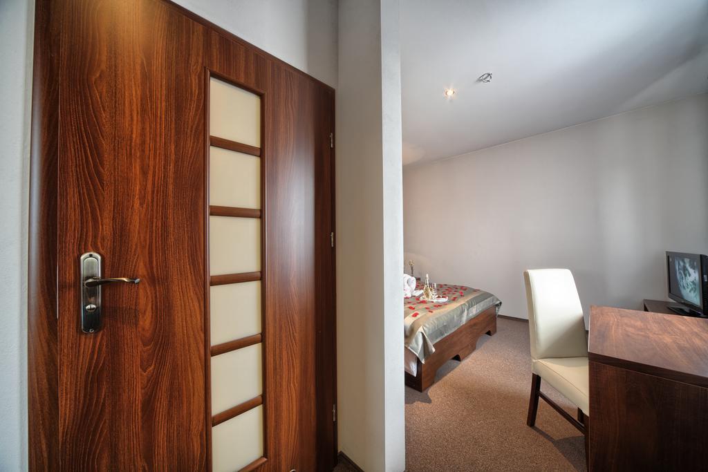 Hotel Stara Fabryka Malogoszcz Rum bild